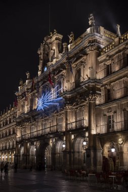 Salamanca, İspanya; Aralık 2018: Salamanca Ana Meydanı belediye binasının cephe Noel ışıkları ile süslenmiş.