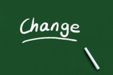 El yazısı ve altı çizili yazı tahtası veya kara tahta üzerinde değiştirme