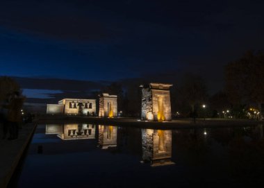 Mısır Tapınağı, Debod Madrid geceleri 