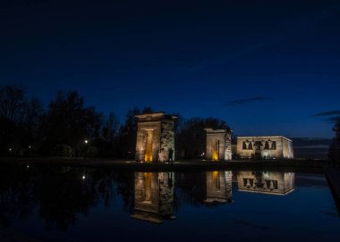 Mısır Tapınağı, Debod Madrid geceleri 