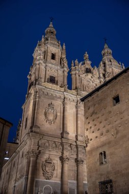 Cephe Casa de las Conchas Salamanca şehrinde gece, İspanya, taraklı mermilerin içine kapalı ve Salamanca Üniversitesi'nde geceleri aydınlatılan. Dünya Mirası