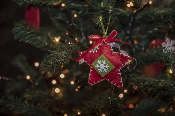 Ornements Feutre Décorant Sapin Noël Avec Des Lumières — Photo