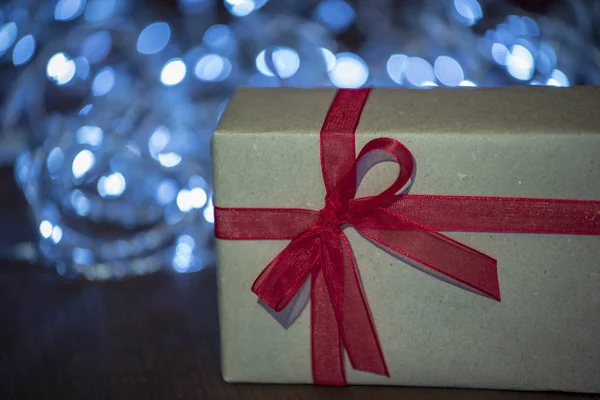 Cadeau Pakket Met Kerstmis Lights Achtergrond Rode Boog Stockfoto