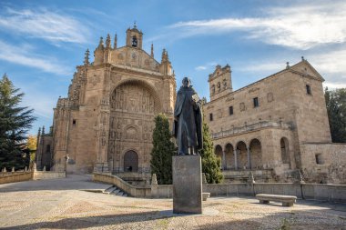 Salamanca, İspanya; Aralık 2018: Francisco de Vitoria Salan Esteba Manastırı'nın önünde anıt