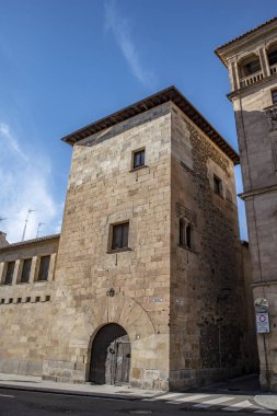 Salamanca, İspanya; Aralık 2018: Torre de Los Anaya veya Torre de Abrantes şehrin tarihi merkezinde cephe