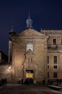 Salamanca, İspanya; Aralık 2018: Ana giriş plaza de anaya Salamanca şehrin tarihi merkezinde, San Sebastian Kilisesi