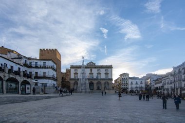 Caceres,: Extremadura, Spain; Aralık 2016: Ana Meydanı, Caceres şehrin keyfini insanlarla