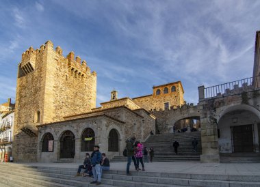 Caceres,: Extremadura, Spain; Aralık 2016: Bujaco Kulesi Caceres Main square 