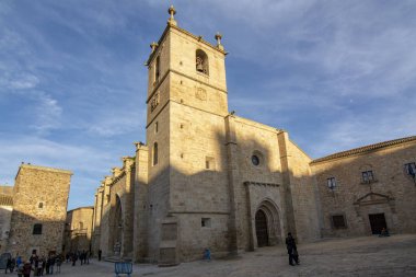 Caceres,: Extremadura, Spain; Aralık 2016: kule ve Caceres Santa Maria Katedrali ana cephesi görünümü