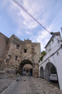 Caceres,: Extremadura, Spain; Aralık 2016: Arch, İsa'nın, eski şehir Caceres duvara eski giriş