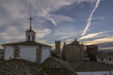 Caceres,: Extremadura, Spain; Aralık 2016: Caceres, İspanya'nın şehrin sokaklarında bir havadan görünümü