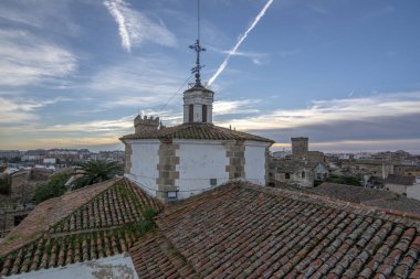 Caceres,: Extremadura, Spain; Aralık 2016: Caceres, İspanya'nın şehrin sokaklarında havadan görünümü