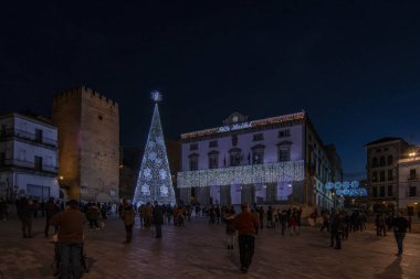 Caceres,: Extremadura, Spain; Aralık 2016: Caceres eski şehir ana kare dekorasyon Noel ağacı ışıkları 