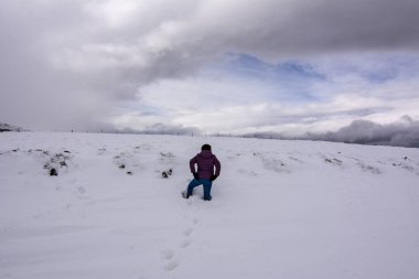 Kışın Avila Sierra de Gredos dağlarında karda yürürken kadın