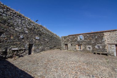 Monleon, Salamanca, İspanya; Mayıs 2017: kalır duvarlı muhafaza ve Monleon ortaçağ köyü Kalesi