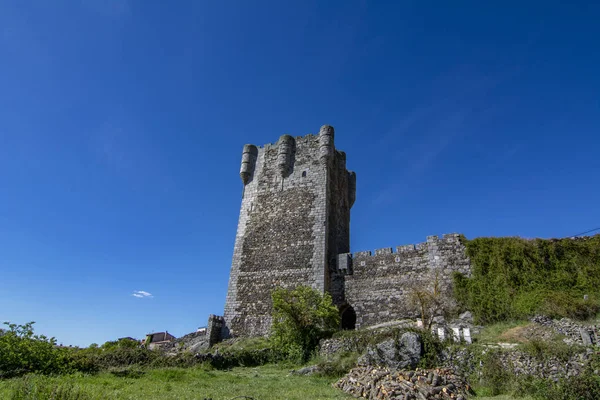 El castillo del pueblo medieval de Monleon — Foto de Stock