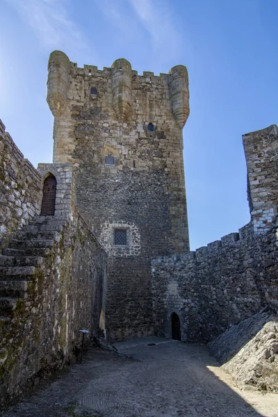 El castillo del pueblo medieval de Monleon — Foto de Stock