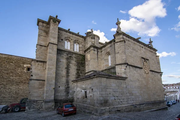 カセレス スペインの州のアルカンタラの町の歴史的な中心部にサン ベニート修道院 — ストック写真