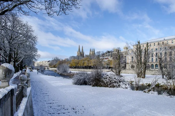 Burgos, İspanya şehri tarihi merkezinin bir kar yağdı cityscape manzara kış sahne