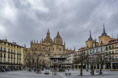 Segovia, İspanya: Mart 2015: Main square ve Segovia Katedrali