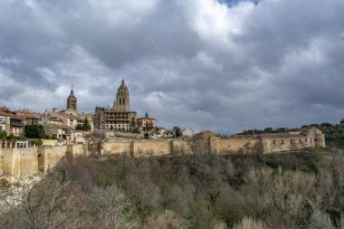 Onun Katedrali ve Ortaçağ şehir üzerinden görünüm Segovia tarihi şehir duvar