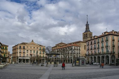 Segovia, İspanya: Mart 2015: Segovia tarihi şehir ana kare üzerinden görünüm 