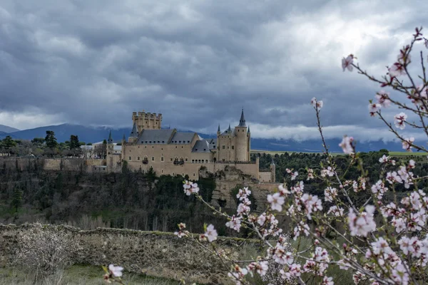 Célèbre Alcazar Ségovie Élevant Sur Une Falaise Rocheuse Construit 1120 — Photo