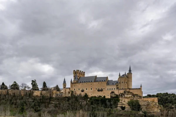 Célèbre Alcazar Ségovie Élevant Sur Une Falaise Rocheuse Construit 1120 — Photo