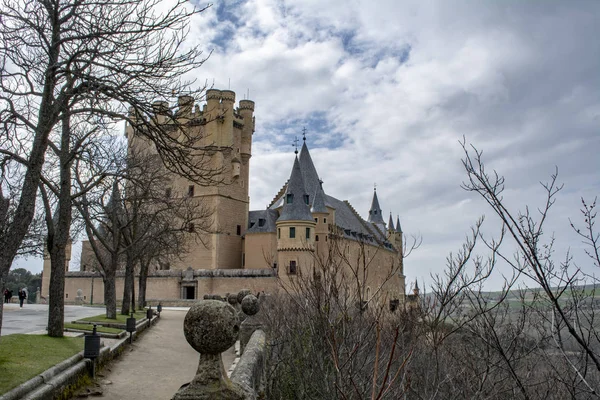 Fachada Principal Del Famoso Alcázar Segovia Levantándose Sobre Peñasco Rocoso — Foto de Stock