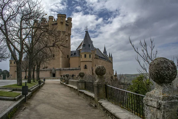 Façade Principale Célèbre Alcazar Ségovie Élevant Sur Une Falaise Rocheuse — Photo