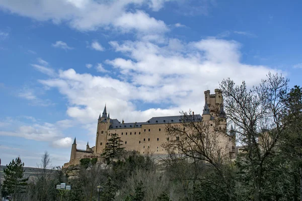 Slavné Alcazar Segovia Vystupují Skalnatém Útesu Postavený Roce 1120 — Stock fotografie