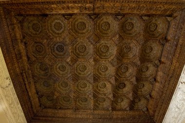 Penaranda de Duero, Burgos, İspanya Nisan 2015: Mudéjar, Penaranda de Duero sarayda Avellaneda tavan Coffered görünümünü