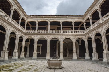 Penaranda de Duero, Burgos, İspanya Nisan 2015: Burgos, İspanya'nın ili Palacio de Los Condes de Miranda'yı ya da Penaranda de Duero Avellaneda porticoed avlunun görünümü