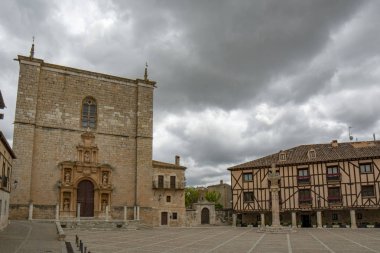 Penaranda de Duero, Burgos, İspanya Nisan 2015: Main Square, Penaranda de Duero tipik yarı ahşap evleri ve kilise ili Burgos, İspanya