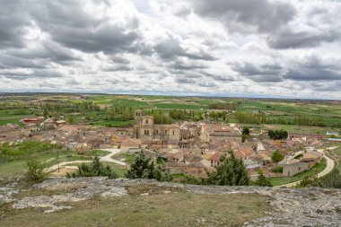 Penaranda de Duero, Burgos, İspanya Nisan 2015: Penaranda de Duero kaleden havadan görünümü