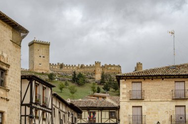 Penaranda de Duero, Burgos, İspanya Nisan 2015: görünüm, kale, Penaranda de Duero ili Burgos, İspanya