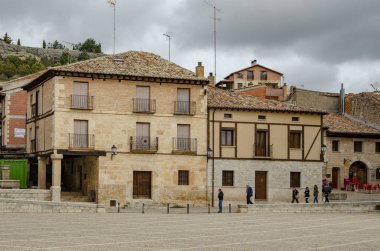 Penaranda de Duero, Burgos, İspanya Nisan 2015: Main Square, Penaranda de Duero onun tipik yarı ahşap evleriyle ve ili Burgos, İspanya 