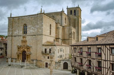 Penaranda de Duero, Burgos, İspanya Nisan 2015: Main Square Penaranda de Duero ve kilise ili Burgos, İspanya