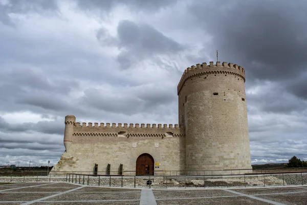 西班牙阿维拉 Arevalo 2015年4月 西班牙阿维拉省的阿雷瓦洛城堡与暴风雨天空的映衬 — 图库照片
