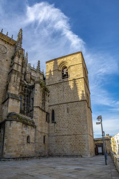 西班牙 Caceres Plasencia 2015年4月 新的大教堂塔的看法在 Plasencia 的历史中心 — 图库照片