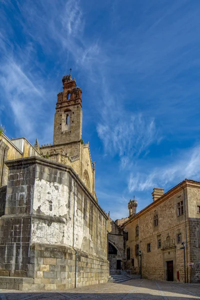 Plasencia, Caceres, İspanya; Nisan 2015: Plasencia tarihi merkezi eski katedralde kulenin görünümünü