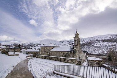 Padornelo, Zamora, İspanya; Ocak 2017: Kışın kar yağışı sonra Padornelo köyü kilise görünümünü