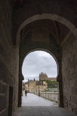 Toledo, İspanya; Şubat 2017: giriş Kulesi Saint Martin Köprüsü, Ortaçağ köprü Toled Tagus Nehri için güçlendirilmiş