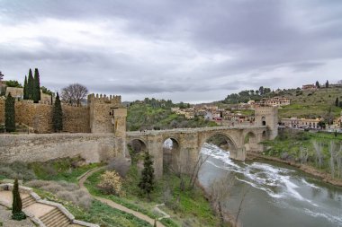 Toledo, İspanya; Şubat 2017: San Martin köprü anıtsal Toledo şehir geçerken Tagus Nehri geçerek bir ortaçağ köprüdür