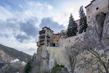 Cuenca, İspanya; Şubat 2017: Bu görünüm asılı cliffside ve köprü San Pablo, Huecar Nehri üzerinde tünemiş evleri gösterir.