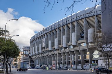 Madrid, İspanya - Şubat, 2019: Santiago Bernabeu Stadyumu Müdürü cephe Real Madrid Fc geçerli stadyumda olduğunu.