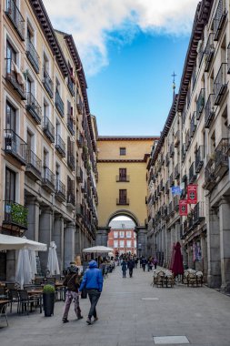 Madrid, İspanya - Şubat, 2019: Tipik binaların girişlerinde birinden gelirliler Plaza Mayor görünüm