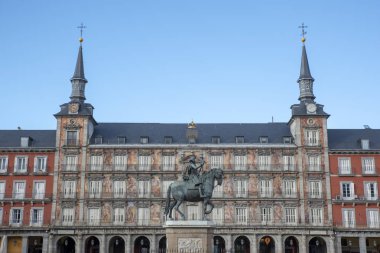 Madrid, İspanya - Şubat, 2019: Kral Philips III heykeli Madrid merkezinde ünlü Plaza Mayor manzaralı