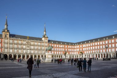 Madrid, İspanya - Şubat, 2019: Kral Philips III heykeli Madrid merkezinde ünlü Plaza Mayor manzaralı