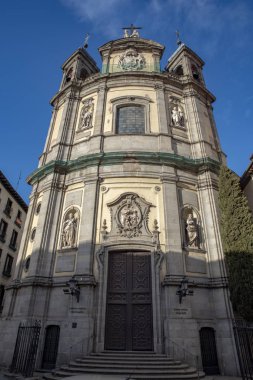 Madrid, İspanya - Şubat, 2019: Kurumlu Basilica of Saint Michael Barok Roma Katolik Kilisesi ve küçük bazilika merkezi Madrid